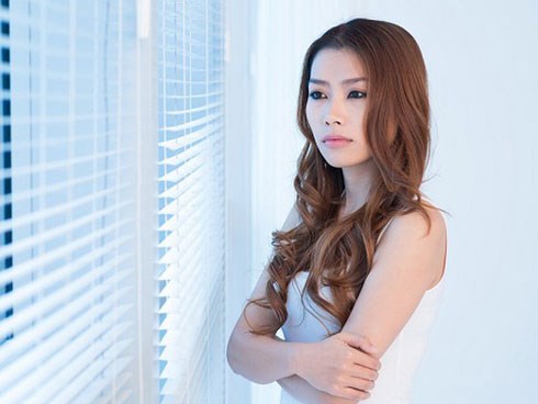 Từ ngày chuyển đến chỗ ở mới, đều đặn ngày nào nhà tôi cũng nghe được tiếng gõ cửa bí hiểm lúc tờ mờ sáng, quyết tâm lắp camera theo dõi, vợ chồng tôi không khỏi sững sờ