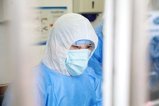 Cuộc chiến sinh tử của bác sĩ Vũ Hán bị mắc virus corona và hành trình tự điều trị ngay trong tâm dịch-1