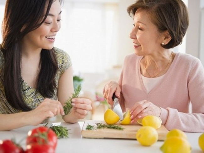 Tỉnh giấc lúc 3h vì tiếng nước chảy trong nhà vệ sinh, nàng dâu lần dò vào xem thì nghẹn ngào trước hình ảnh và lời bộc bạch của mẹ chồng-2