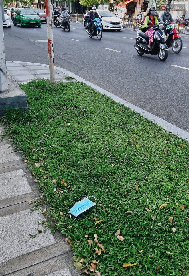 Khi người dân chen nhau mua bằng được khẩu trang để bảo vệ chính mình nhưng lại vứt tràn lan ra ngoài môi trường-14