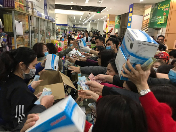 Khi người dân chen nhau mua bằng được khẩu trang để bảo vệ chính mình nhưng lại vứt tràn lan ra ngoài môi trường-1