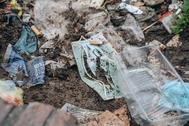 Khi người dân chen nhau mua bằng được khẩu trang để bảo vệ chính mình nhưng lại vứt tràn lan ra ngoài môi trường-16