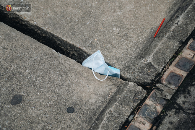 Khi người dân chen nhau mua bằng được khẩu trang để bảo vệ chính mình nhưng lại vứt tràn lan ra ngoài môi trường-19
