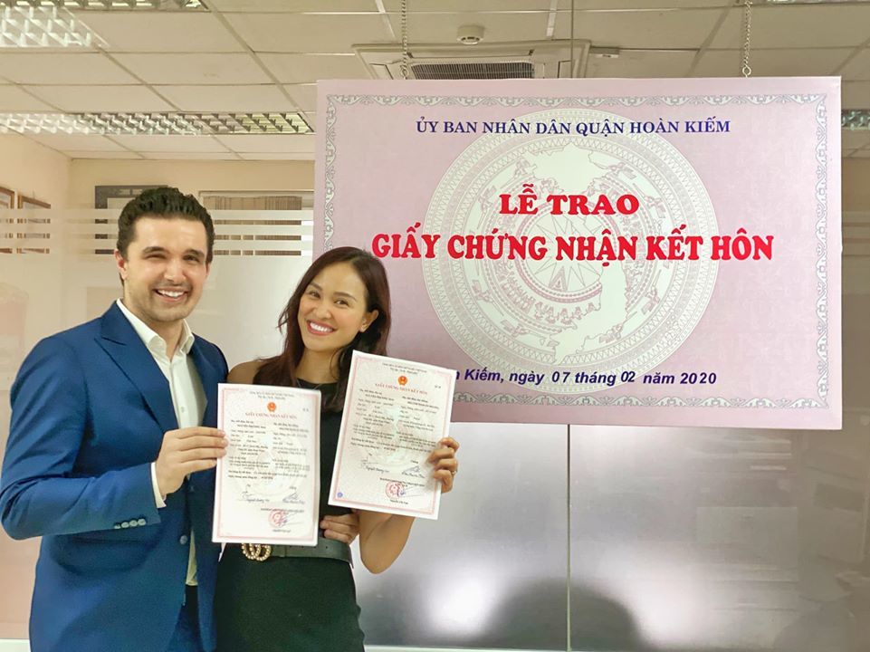 MC Phương Mai và chồng tây đeo khẩu trang đi đăng ký kết hôn-2