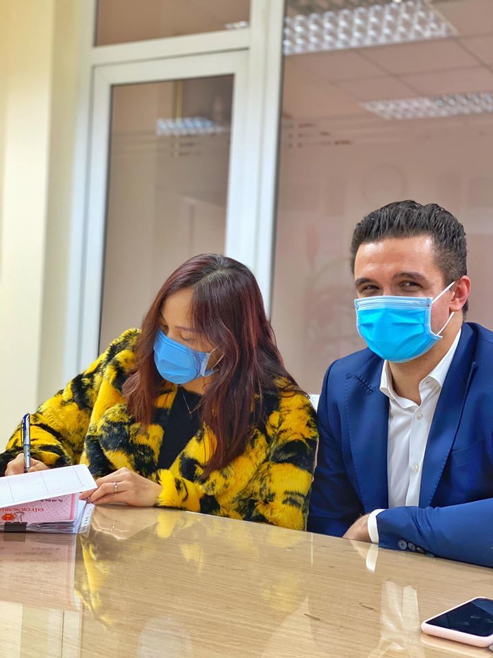 MC Phương Mai và chồng tây đeo khẩu trang đi đăng ký kết hôn-1
