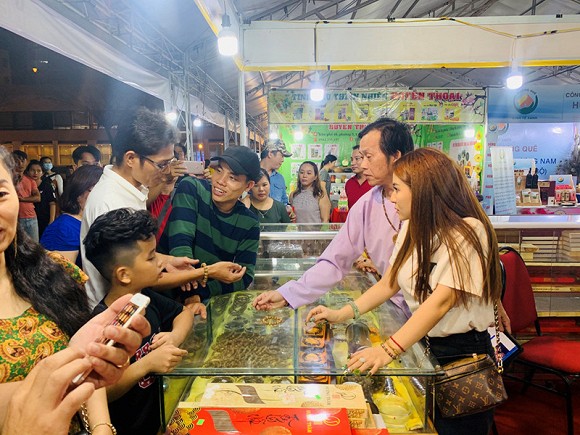 Sau 2 năm hạn chế mọi hoạt động showbiz, cuộc sống ở tuổi 51 của danh hài Hoài Linh thay đổi thế nào?-9