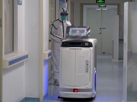 Bệnh viện khắp Trung Quốc sử dụng robot y tế đối phó virus corona