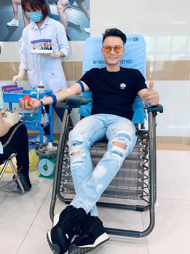 Tuấn Hưng, Hoàng Bách đi hiến máu giữa dịch virus corona-1