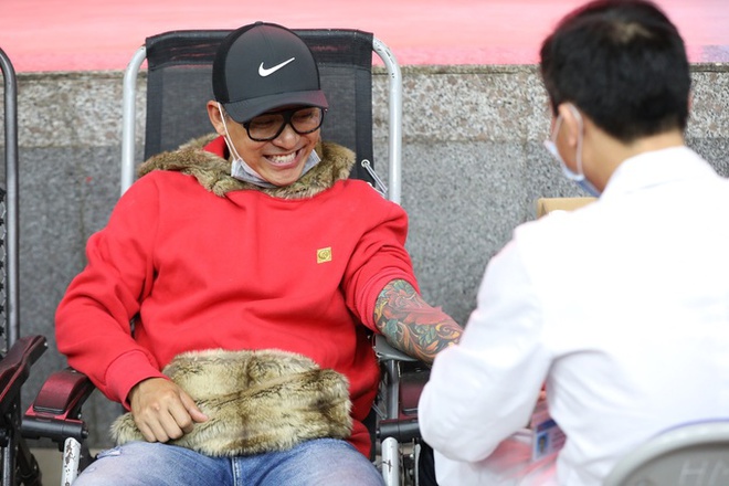 Tuấn Hưng, Hoàng Bách đi hiến máu giữa dịch virus corona-4