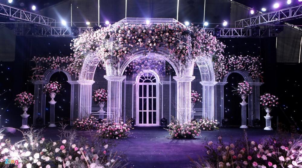 Rạp cưới Lâu đài cổ tích phủ kín sân bóng quê nhà Duy Mạnh-1