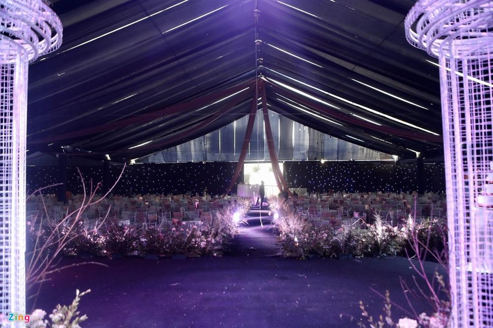 Rạp cưới Lâu đài cổ tích phủ kín sân bóng quê nhà Duy Mạnh-2