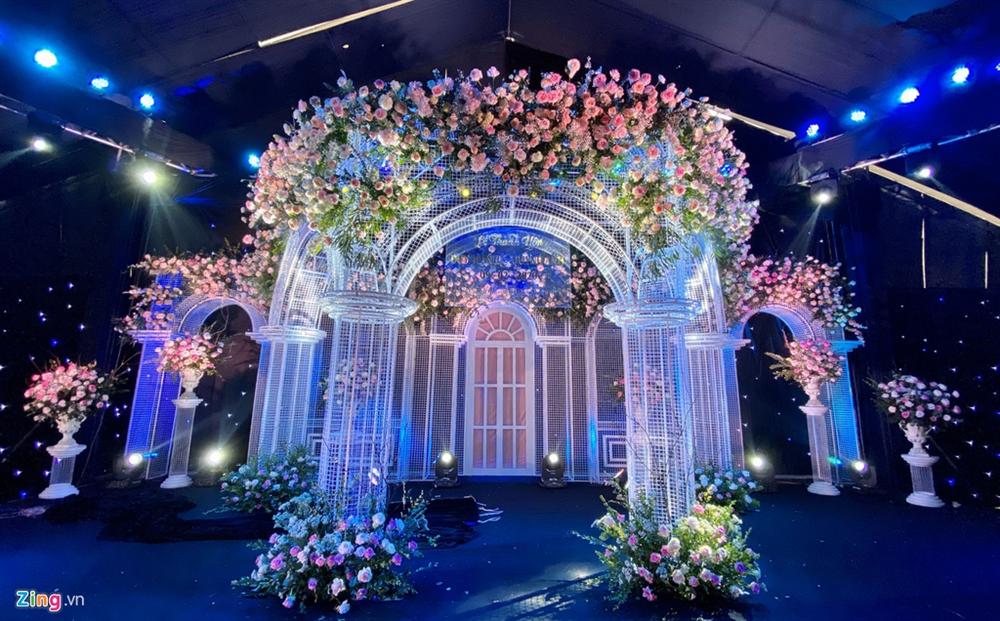 Rạp cưới Lâu đài cổ tích phủ kín sân bóng quê nhà Duy Mạnh-3