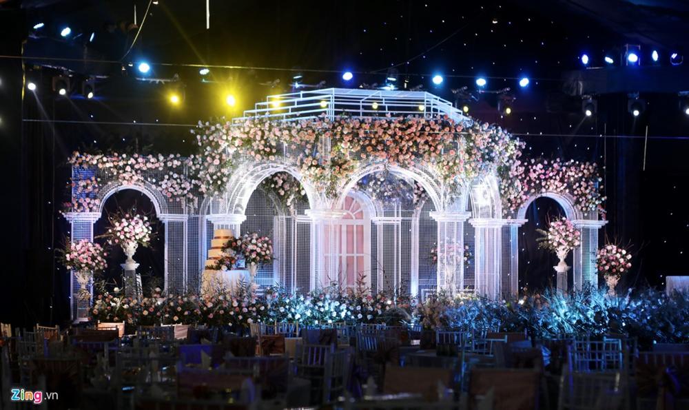 Rạp cưới Lâu đài cổ tích phủ kín sân bóng quê nhà Duy Mạnh-4