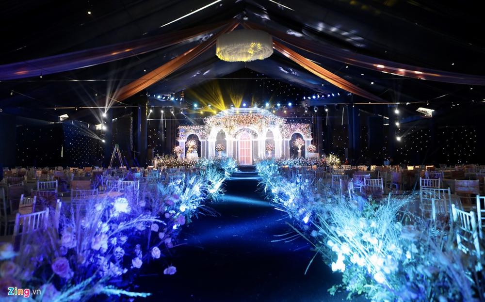 Rạp cưới Lâu đài cổ tích phủ kín sân bóng quê nhà Duy Mạnh-5