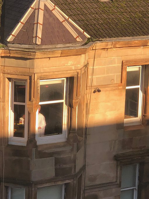 Nhìn thấy người phụ nữ bí ẩn đứng yên một chỗ nhiều giờ liền, cô gái lo lắng đi đến gần quan sát thì phát hiện điều không ngờ tới-2