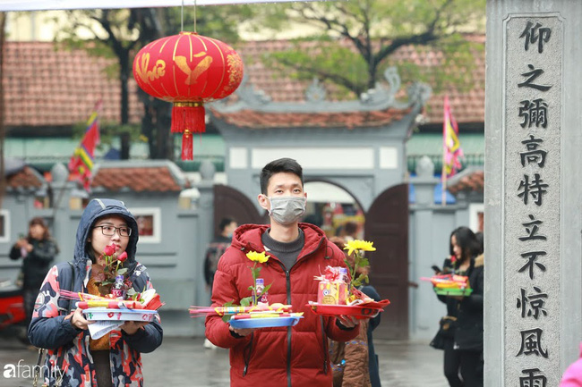 Nam thanh nữ tú đeo khẩu trang tránh dịch Corona vẫn tấp nập sắm lễ lên chùa Hà cầu duyên, chợt nhớ Valentine cũng sắp tới rồi nhỉ!?-3