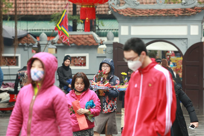 Nam thanh nữ tú đeo khẩu trang tránh dịch Corona vẫn tấp nập sắm lễ lên chùa Hà cầu duyên, chợt nhớ Valentine cũng sắp tới rồi nhỉ!?-4