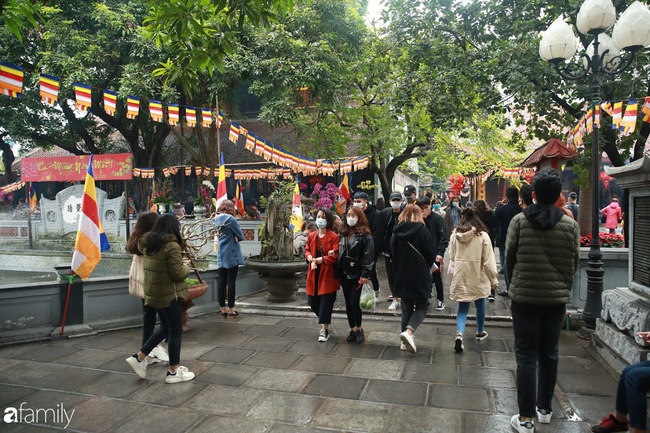 Nam thanh nữ tú đeo khẩu trang tránh dịch Corona vẫn tấp nập sắm lễ lên chùa Hà cầu duyên, chợt nhớ Valentine cũng sắp tới rồi nhỉ!?-5