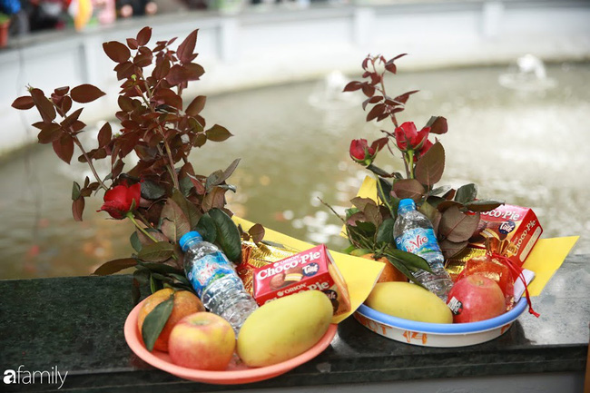 Nam thanh nữ tú đeo khẩu trang tránh dịch Corona vẫn tấp nập sắm lễ lên chùa Hà cầu duyên, chợt nhớ Valentine cũng sắp tới rồi nhỉ!?-6