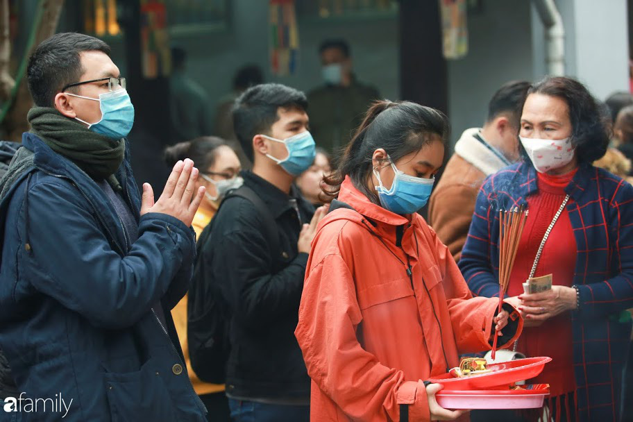 Nam thanh nữ tú đeo khẩu trang tránh dịch Corona vẫn tấp nập sắm lễ lên chùa Hà cầu duyên, chợt nhớ Valentine cũng sắp tới rồi nhỉ!?-11