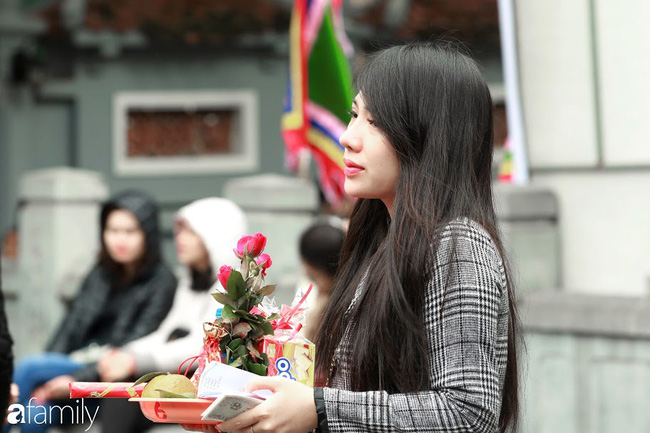 Nam thanh nữ tú đeo khẩu trang tránh dịch Corona vẫn tấp nập sắm lễ lên chùa Hà cầu duyên, chợt nhớ Valentine cũng sắp tới rồi nhỉ!?-12