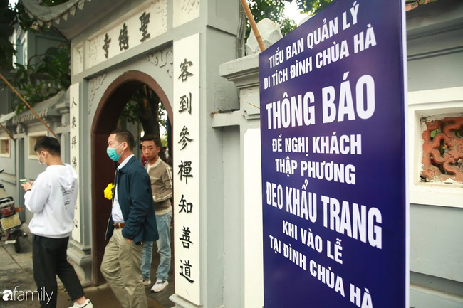 Nam thanh nữ tú đeo khẩu trang tránh dịch Corona vẫn tấp nập sắm lễ lên chùa Hà cầu duyên, chợt nhớ Valentine cũng sắp tới rồi nhỉ!?-13