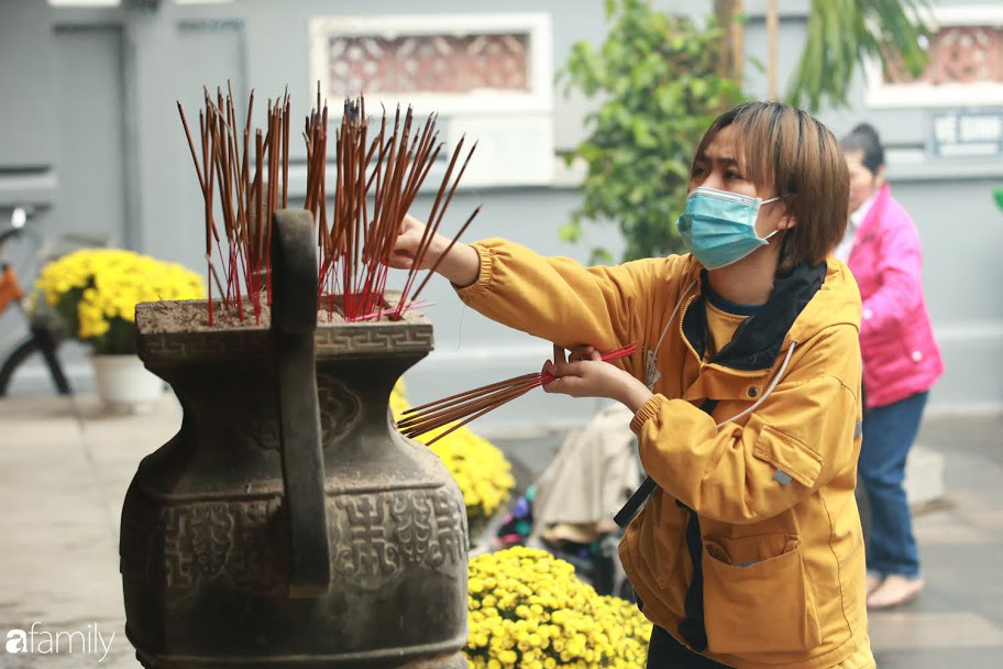 Nam thanh nữ tú đeo khẩu trang tránh dịch Corona vẫn tấp nập sắm lễ lên chùa Hà cầu duyên, chợt nhớ Valentine cũng sắp tới rồi nhỉ!?-15