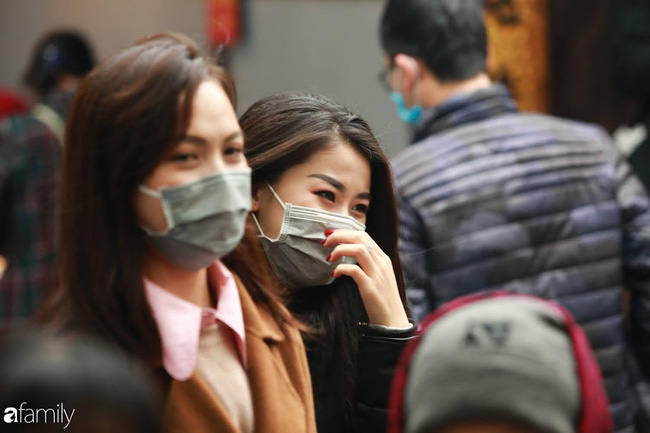 Nam thanh nữ tú đeo khẩu trang tránh dịch Corona vẫn tấp nập sắm lễ lên chùa Hà cầu duyên, chợt nhớ Valentine cũng sắp tới rồi nhỉ!?-18