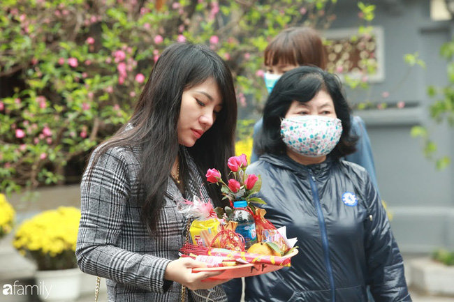 Nam thanh nữ tú đeo khẩu trang tránh dịch Corona vẫn tấp nập sắm lễ lên chùa Hà cầu duyên, chợt nhớ Valentine cũng sắp tới rồi nhỉ!?-19