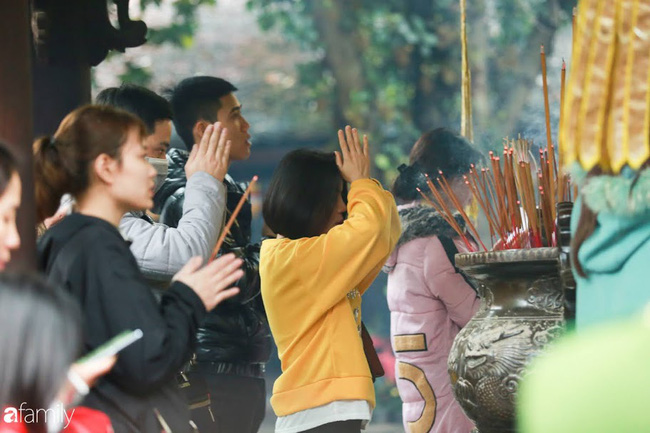 Nam thanh nữ tú đeo khẩu trang tránh dịch Corona vẫn tấp nập sắm lễ lên chùa Hà cầu duyên, chợt nhớ Valentine cũng sắp tới rồi nhỉ!?-21