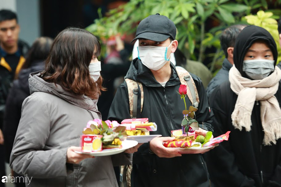 Nam thanh nữ tú đeo khẩu trang tránh dịch Corona vẫn tấp nập sắm lễ lên chùa Hà cầu duyên, chợt nhớ Valentine cũng sắp tới rồi nhỉ!?-9