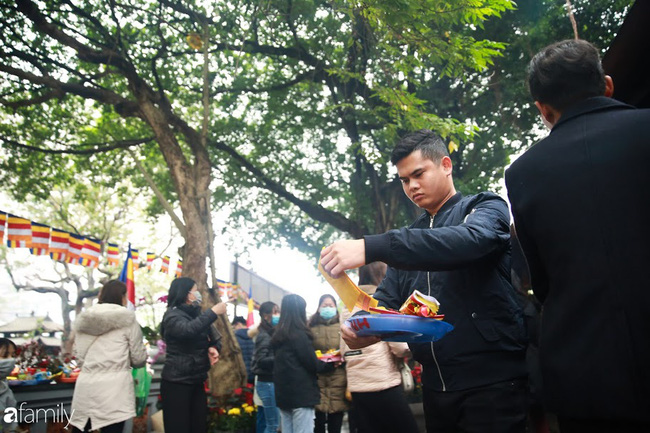 Nam thanh nữ tú đeo khẩu trang tránh dịch Corona vẫn tấp nập sắm lễ lên chùa Hà cầu duyên, chợt nhớ Valentine cũng sắp tới rồi nhỉ!?-23