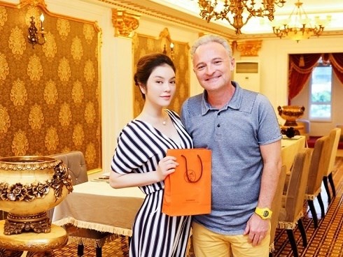 Biệt thự dát vàng xa xỉ giá hàng trăm tỷ của sao Việt