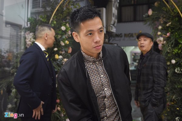 Duy Mạnh hôn Quỳnh Anh tại lễ đường cưới-39