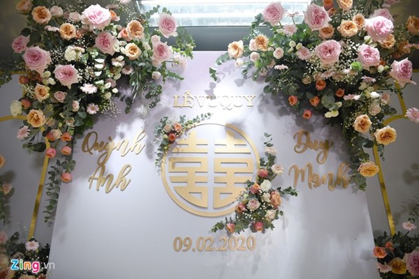 Duy Mạnh hôn Quỳnh Anh tại lễ đường cưới-40