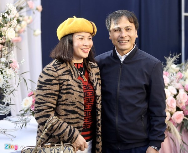 Duy Mạnh hôn Quỳnh Anh tại lễ đường cưới-42