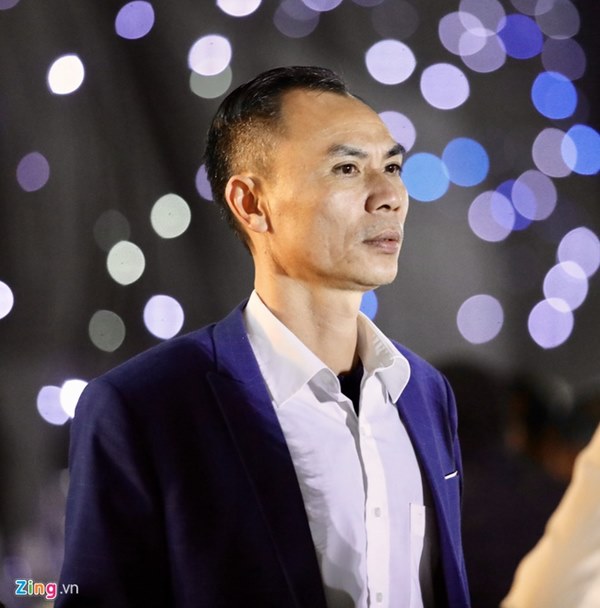 Duy Mạnh hôn Quỳnh Anh tại lễ đường cưới-43