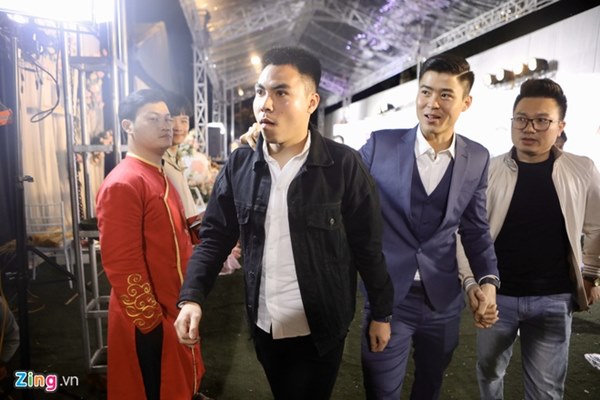 Duy Mạnh hôn Quỳnh Anh tại lễ đường cưới-45