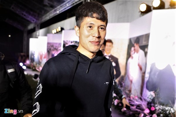 Duy Mạnh hôn Quỳnh Anh tại lễ đường cưới-46