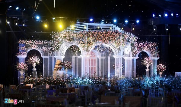 Duy Mạnh hôn Quỳnh Anh tại lễ đường cưới-49