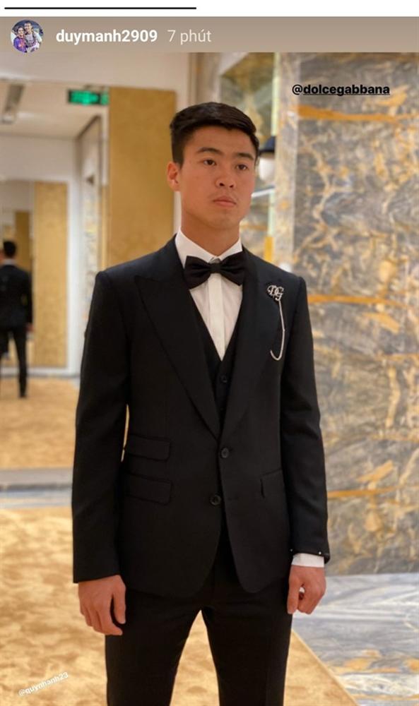 Duy Mạnh hôn Quỳnh Anh tại lễ đường cưới-53