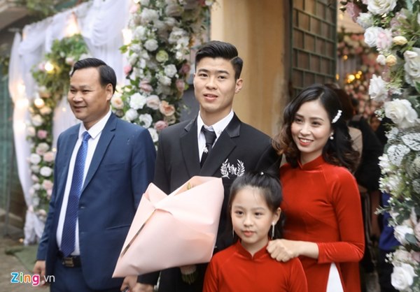 Duy Mạnh hôn Quỳnh Anh tại lễ đường cưới-36