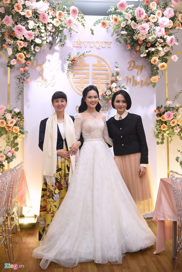 Duy Mạnh hôn Quỳnh Anh tại lễ đường cưới-31