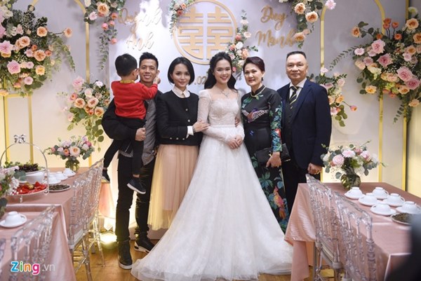 Duy Mạnh hôn Quỳnh Anh tại lễ đường cưới-32