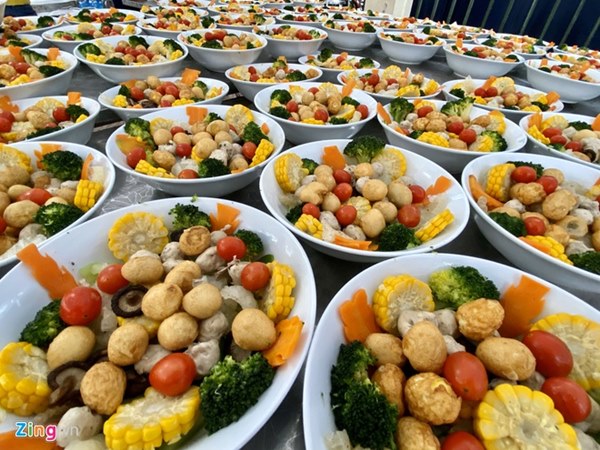 Duy Mạnh hôn Quỳnh Anh tại lễ đường cưới-34