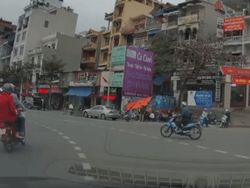 Xe máy sang đường không quan sát bị ôtô đâm trúng