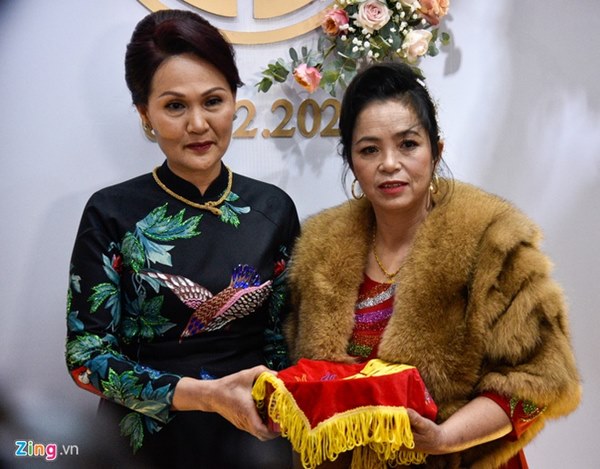 Duy Mạnh hôn Quỳnh Anh tại lễ đường cưới-27