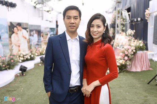 Duy Mạnh hôn Quỳnh Anh tại lễ đường cưới-28