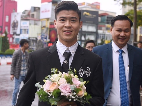 Con trai cưng của cầu thủ Văn Quyết từ lúc xuất hiện cứ liên tục làm duyên trong lễ cưới của dì Quỳnh Anh và chú Duy Mạnh-11