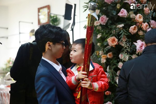 Con trai cưng của cầu thủ Văn Quyết từ lúc xuất hiện cứ liên tục làm duyên trong lễ cưới của dì Quỳnh Anh và chú Duy Mạnh-6